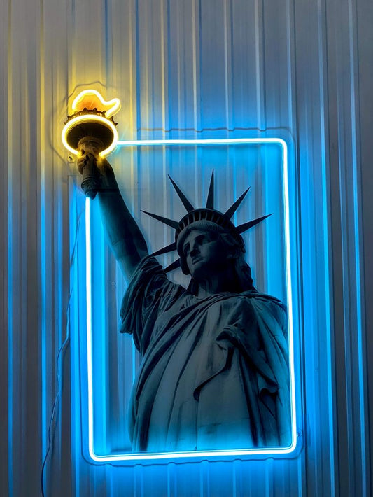 Neon Aydınlatmalı Özgürlük Heykeli Tablosu - Modern ve Çarpıcı Sanat Eseri